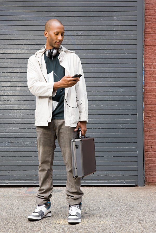 Quels sont les effets des drapeaux personnalisés sur l'expression de l'individualité et le renforcement de l'appartenance ?